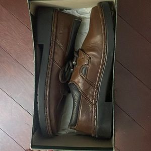 Women’shoes/Flats with laces(New in orig box)